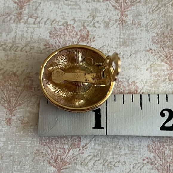 Swavorski emerald green crystals Etruscan Revival goldtone clip earrings - Picture 9 of 9